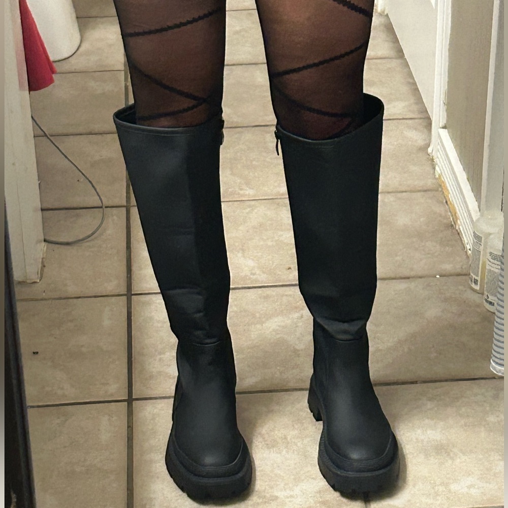 New-Flat Black Boots Knee High Round Toe Lug Sole Detail